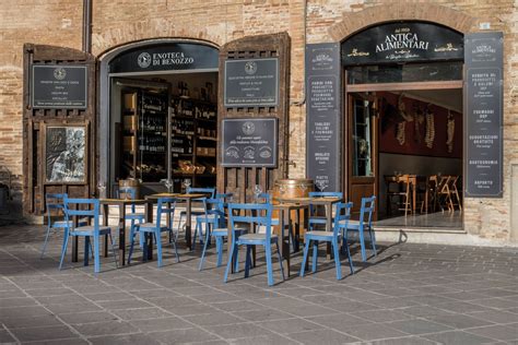 Vista esterna della Gelateria Artigianale Tarifa con tavolini all'aperto