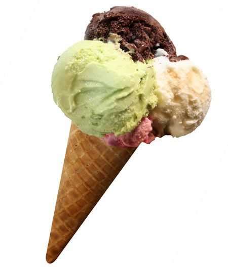 Primo piano di un cono gelato artigianale con diverse palline di gusti assortiti