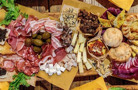 Un tavolo con prodotti tipici locali per un mini aperitivo di benvenuto