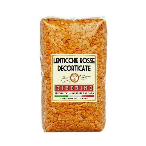 Immagine ravvicinata di lenticchie rosse decorticate, pronte per essere aggiunte al risotto.
