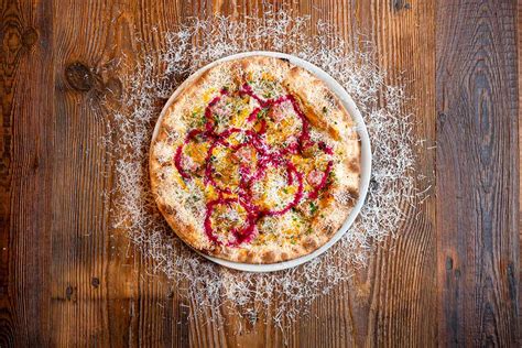 Galleria fotografica di diverse pizze e piatti speciali offerti dal ristorante.
