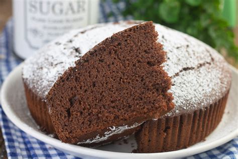illustrazione di una torta soffice al cacao e yogurt