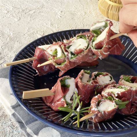 Involtini di vitello con rucola e grana pronti per essere serviti
