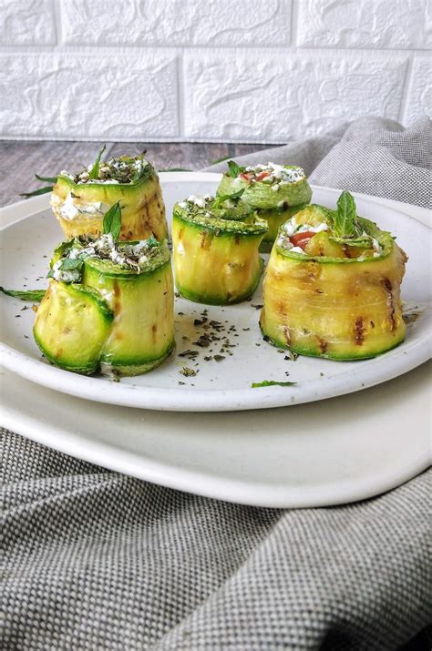 Involtini di zucchine grigliate ripieni di crema di salmone e formaggio