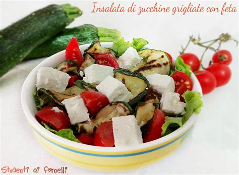 Insalata fresca con zucchine grigliate, feta e pomodorini secchi
