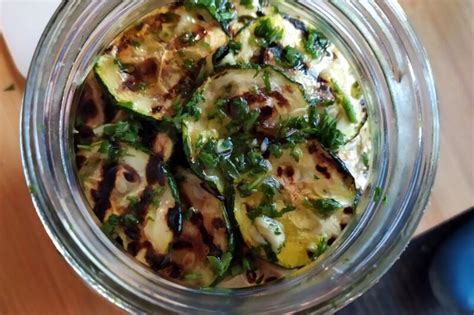 Barattoli di vetro contenenti zucchine grigliate sott'olio