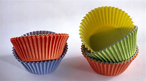 Foto di una teglia da muffin con i pirottini riempiti di impasto