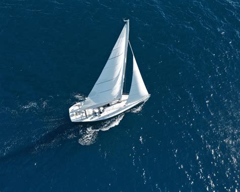Immagine di una barca a vela con la scritta 