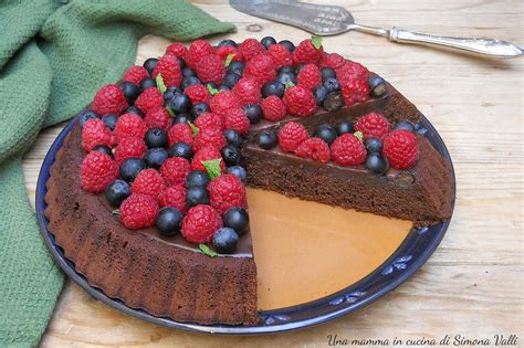 Primo piano di una crostata al cioccolato con decorazioni di frutta
