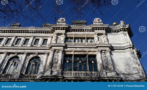 Fotografia di un antico edificio storico con insegna di un'attività