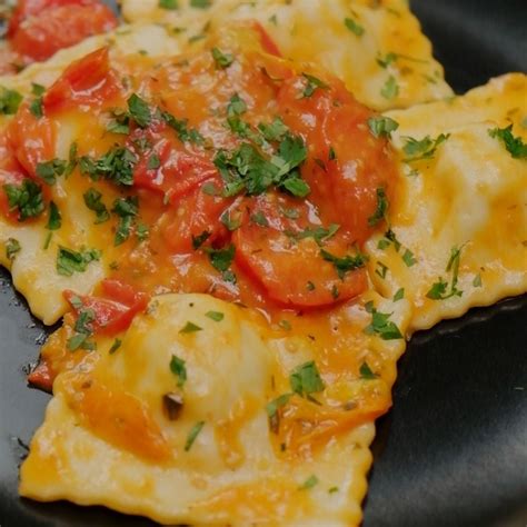 illustrazione di ravioli di pesce con pomodorini freschi e basilico