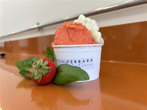 Una selezione colorata di gelati artigianali in coni e coppette