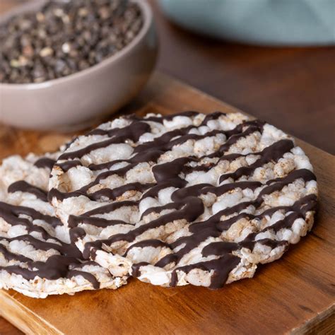 Gallette di riso guarnite con frutta, cioccolato e crema di mandorle