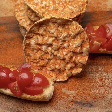 Gallette di riso ricoperte di crema e guarnite con frutta fresca