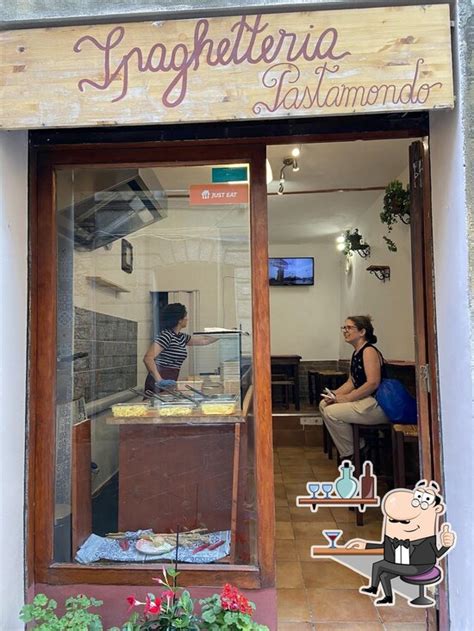 Interno accogliente della Spaghetteria Pasta Mondo con pochi tavoli e bancone
