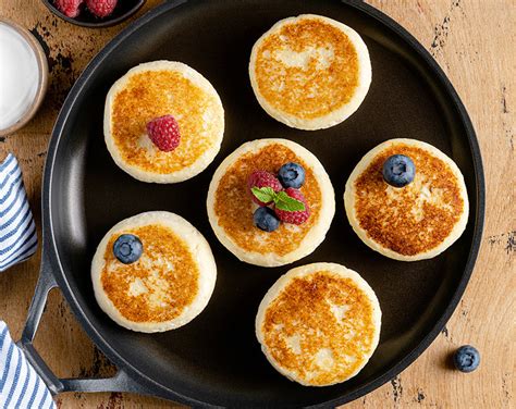 Schema di preparazione dei pancake cocco e pera, mostrando gli ingredienti principali e i passaggi chiave.