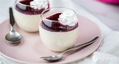 Immagine di una panna cotta decorata con un coulis di frutta rossa.