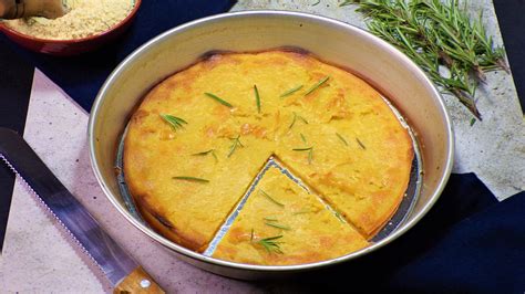 Primo piano di una Farinata dorata e croccante con condimenti.