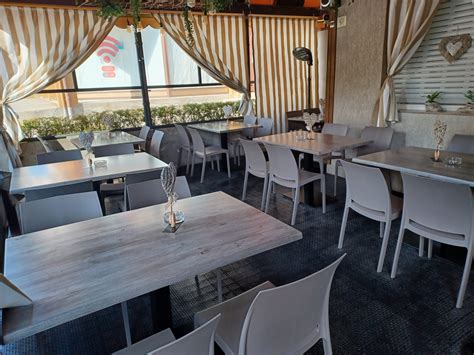 Interno del ristorante Punto D'incontro con tavoli apparecchiati e personale sorridente.