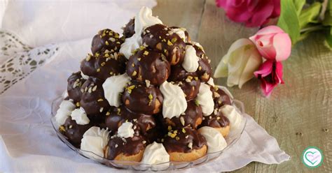 Immagine di bignè ripieni di crema e Nutella, guarniti con zucchero a velo e cioccolato fuso.