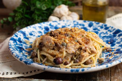 Immagine di spaghetti al peperoncino guarniti con pangrattato dorato.