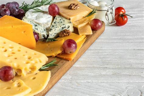 Selezione di formaggi assortiti su un tagliere