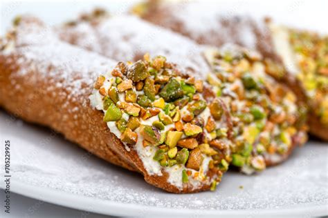 Primo piano di cannoli siciliani ripieni di ricotta
