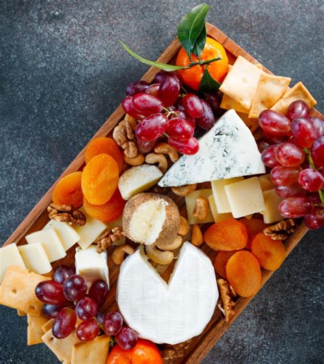 Tagliere di formaggi stagionati con frutta secca e marmellata