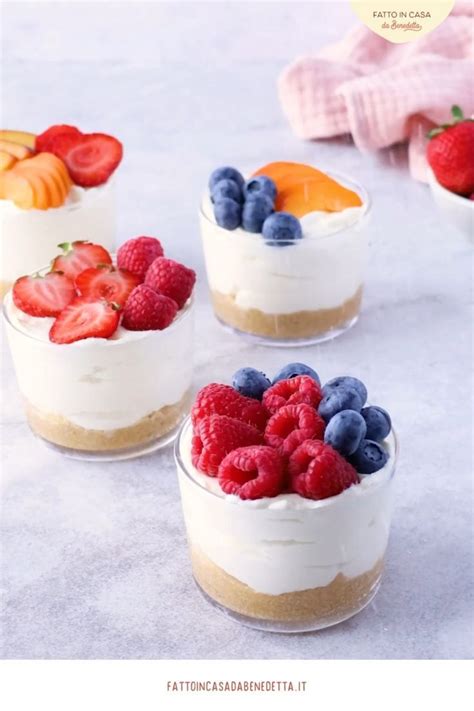 Composizione di bicchierini con crema di formaggio e frutta fresca