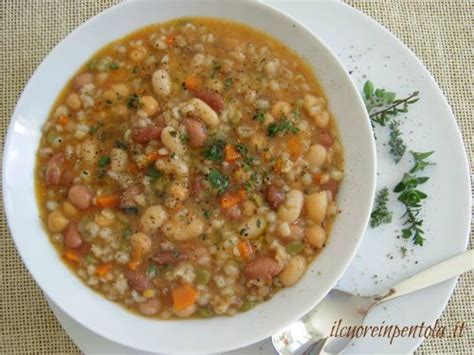 Piatto tradizionale di zuppa di farro della Garfagnana con verdure e legumi