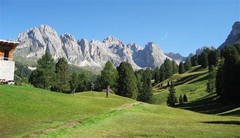 Vista panoramica dell'Alpe Juac con la meridiana di Roland Moroder al centro del prato