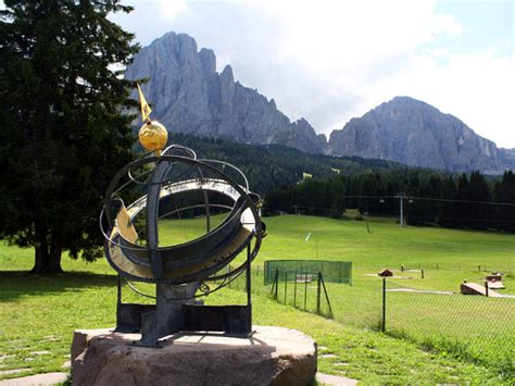 Dettaglio della meridiana equatoriale sferica di Simon Moroder sul Monte Pana