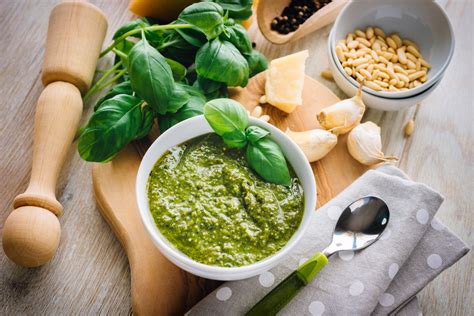 mixer con ingredienti per il pesto