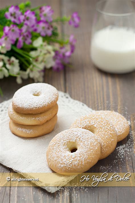 Biscotti alla panna spolverati di zucchero a velo