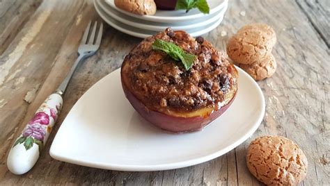 Diverse varietà di pesche mature e amaretti su un tavolo da cucina