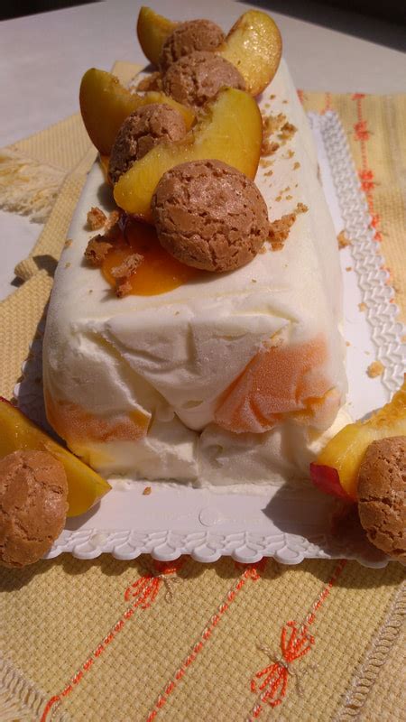 Uno stampo da plum cake con il semifreddo di pesche e amaretti pronto per essere sformato