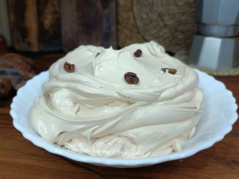 Dettaglio della crema al mascarpone e dei mirtilli preparati per la farcitura.