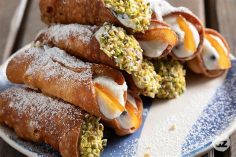 Cannoli siciliani ripieni di crema al mascarpone.