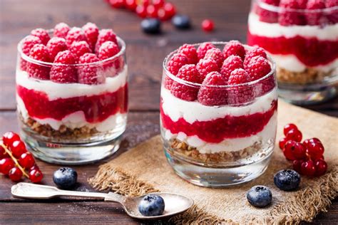 Composizione di diversi dolci al cucchiaio a base di crema al mascarpone.