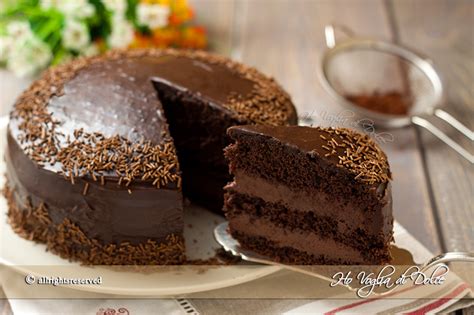 Fetta di torta al cioccolato con farcitura di crema al mascarpone.