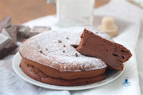 Decorazione finale di una torta soffice al cioccolato e mascarpone con zucchero a velo