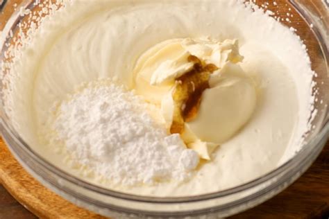 Ingredienti per la crema di mascarpone disposti ordinatamente