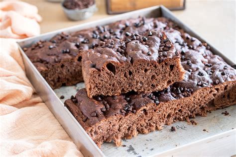 Immagine di una focaccia al cioccolato appena sfornata, soffice e invitante