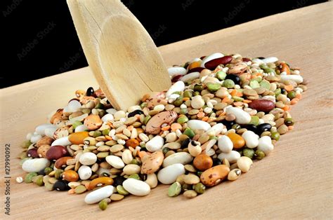 Illustrazione stilizzata di un assortimento di legumi secchi e cereali, con in sottofondo le architetture dei Sassi di Matera.