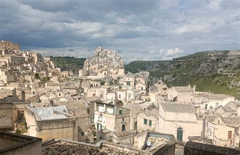 Fotografia aerea del Borgo La Martella di Matera, che mostra l'integrazione delle nuove architetture nel paesaggio circostante.