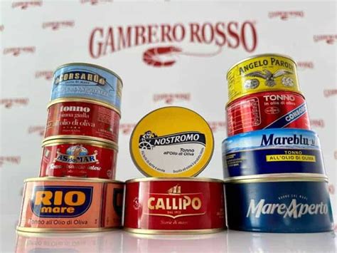 infografica che confronta le etichette di diverse marche di tonno in scatola, evidenziando le informazioni utili
