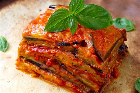 disposizione a strati degli ingredienti per la parmigiana di melanzane