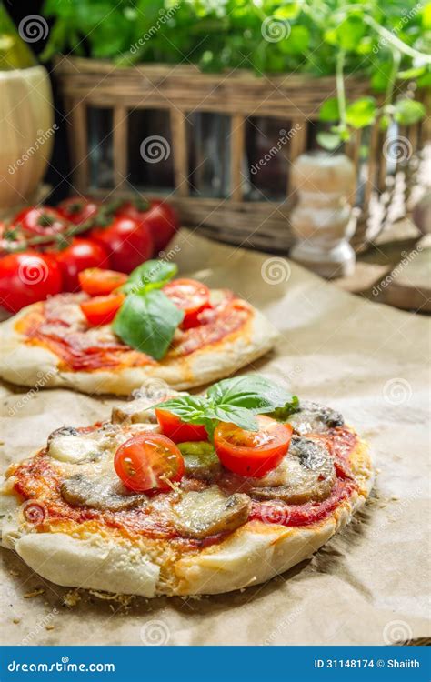 Primo piano di una pizza napoletana con ingredienti freschi e cornicione pronunciato