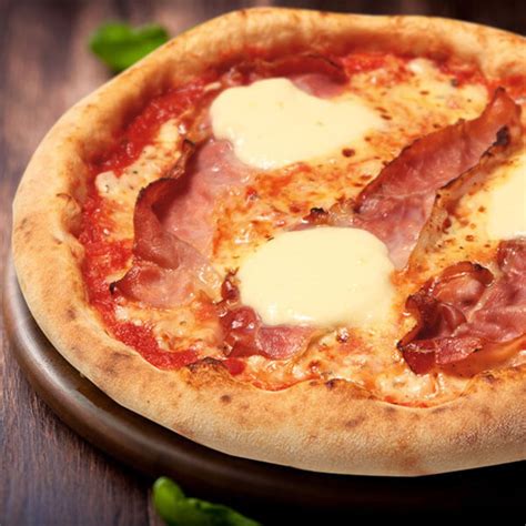 Immagine di una pizza speck e brie appena sfornata, con speck croccante, brie filante e mozzarella dorata