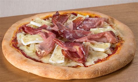Collage di immagini che mostrano diverse varianti della pizza speck e brie con aggiunta di ingredienti come funghi, tartufo, peperoncino